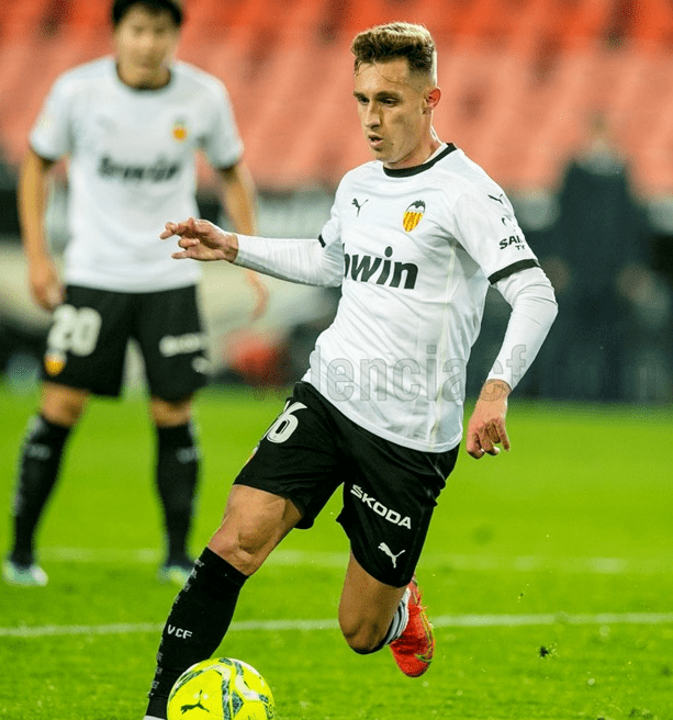 关于窗口期瓦伦西亚调整名单以备欧联，战术微调环节打磨，媒体盛赞，球探报告显示潜力的信息